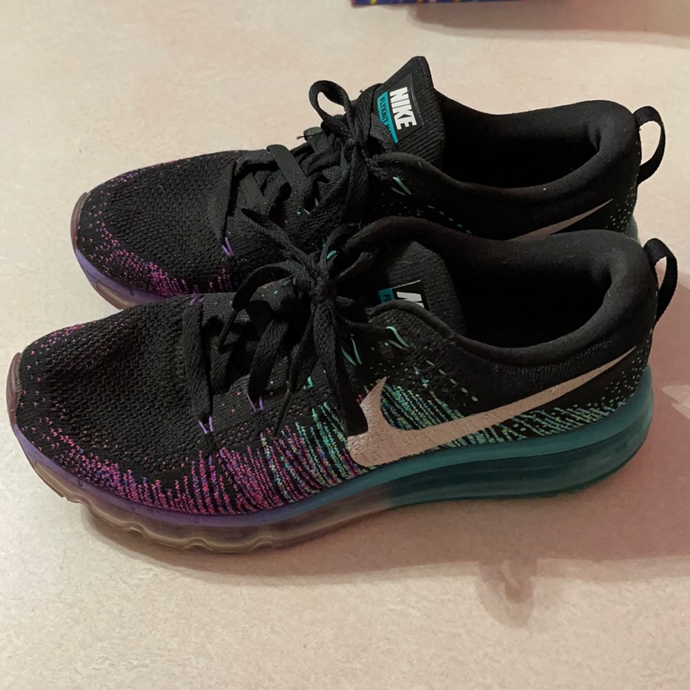 Nike FlyKnit Max 8
